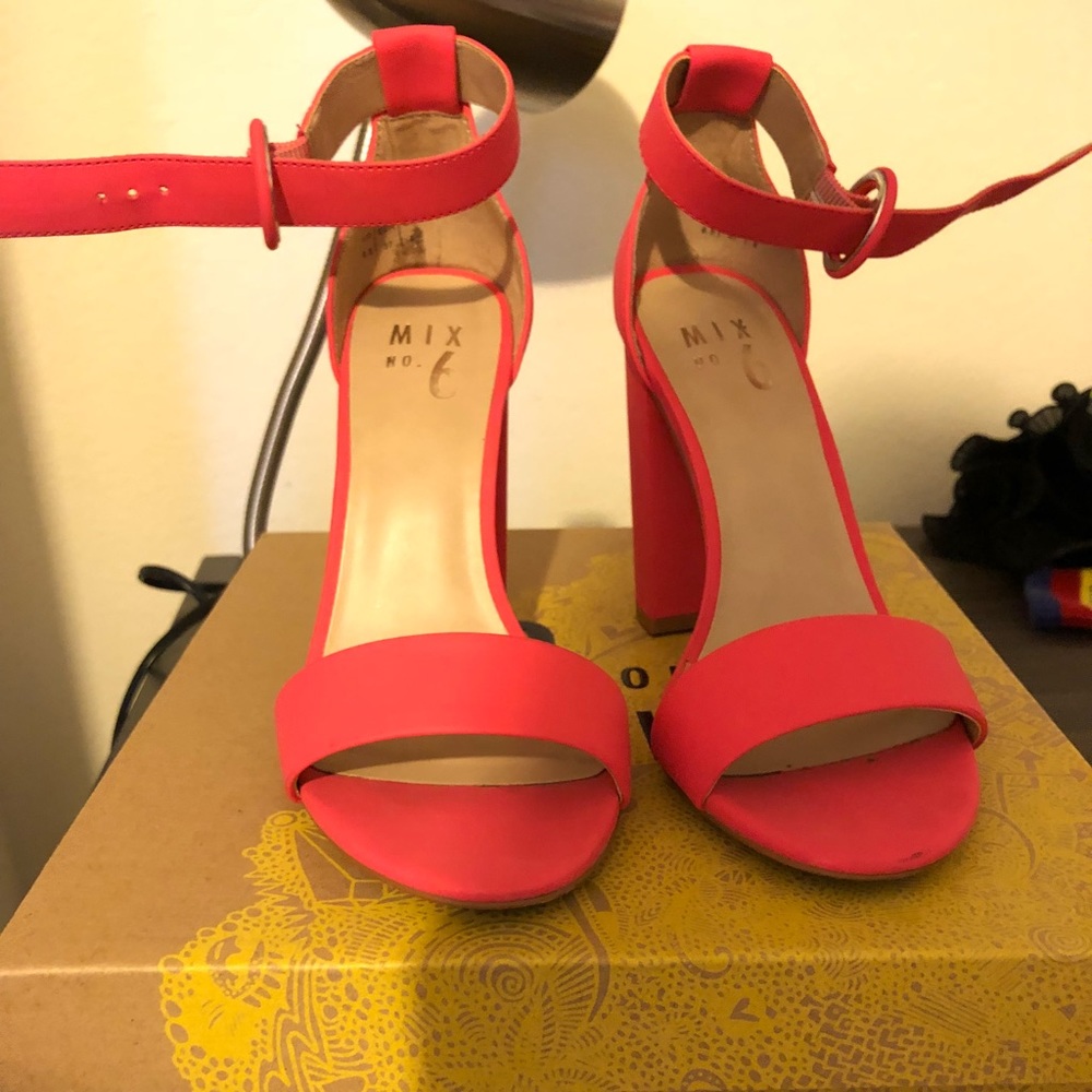 Super Cute Size 6 Heel in Hot Pink